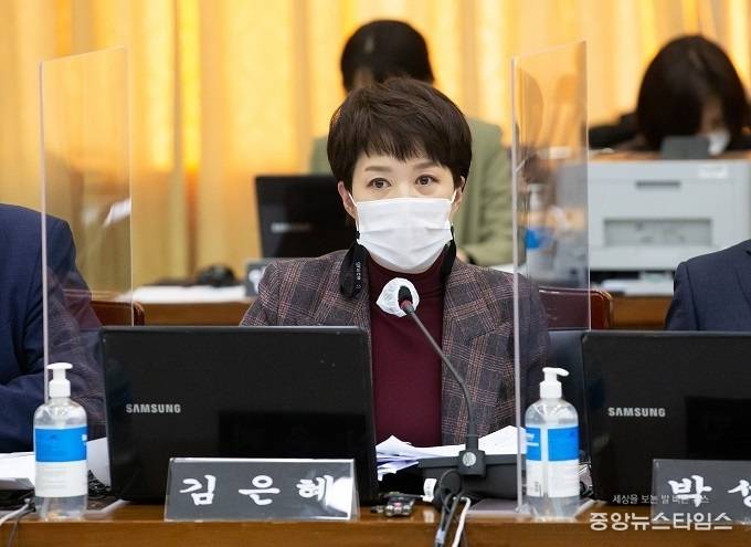 국민의 힘 김은혜 의원이 20일 경기도청에서 열린 국회 국토교통위원회의 경기도에 대한 국정감사에서 질의하고 있다.(경기도 제공)