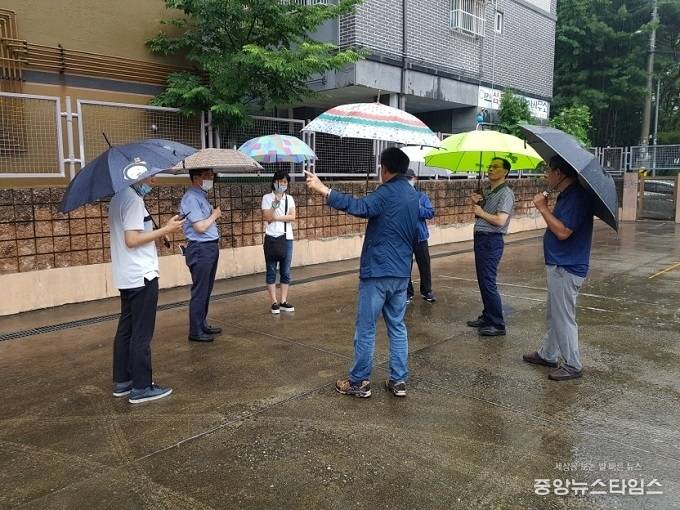 나눔주차장 조성을 위해 민·관이 현장 회의를 진행하고 있다.(시흥시 제공)