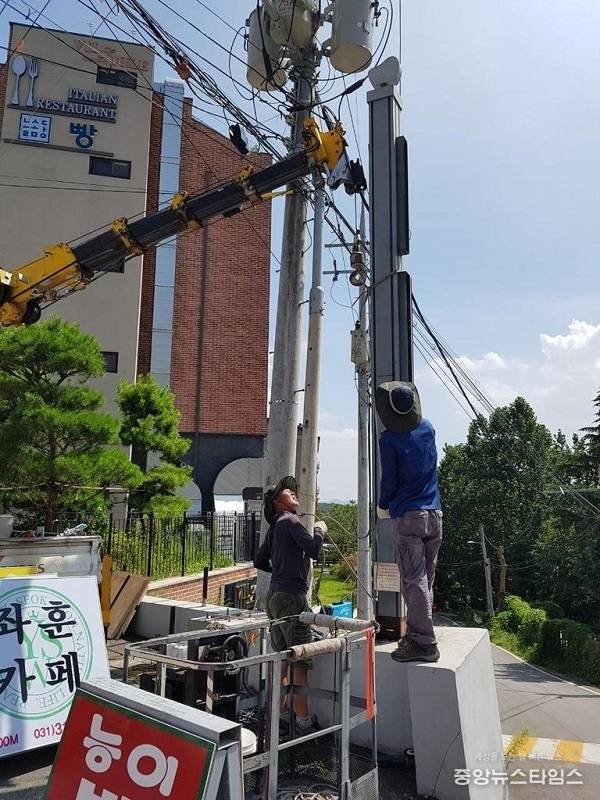 운전자의 시야를 가리는 간판시설물을 정비하는 모습.(시흥시 제공)