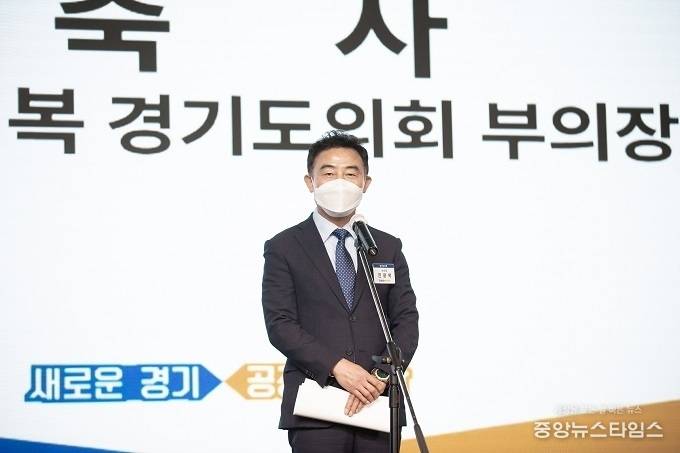 진용복 부의장이 6일 노보텔앰배서더 수원 샴페인홀에서 열린 ‘2020년 경기도 사회주택 컨퍼런스’에 참석해 축사를 하고있다.(사진=경기도의회)