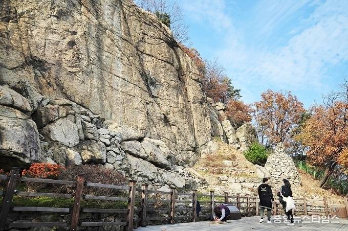 2001년 국보로 지정된 마애보살상이 새겨진 병풍바위