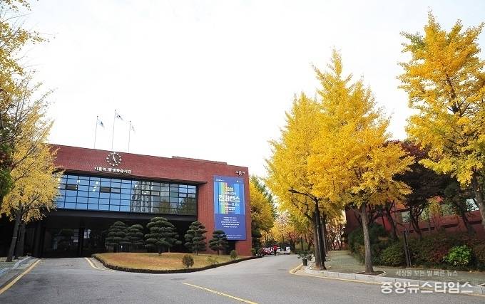 시흥시 ABC행복학습타운은 은행나무와 단풍나무가 줄지어있는 의외의 단풍명소다.