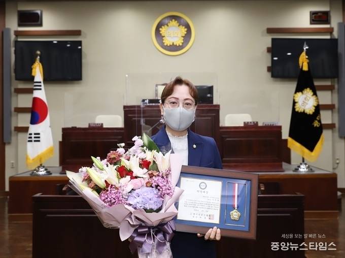 제2회 (사)경기언론인협회 기초의원부문 의정대상을 수상한 이주희 광명시의원.