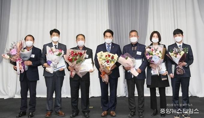 20일 시청에서 열린 '2020년 읍·면·동 지역사회보장협의체 활동보고회'에 참석한 백군기 시장과 개인 부문 유공자 표창 수상자들이 기념촬영을 하고 있다.(사진=용인시)