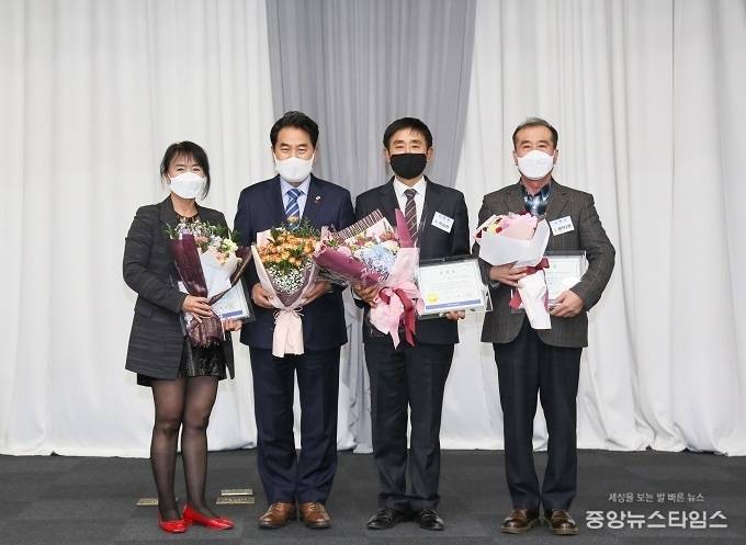20일 시청에서 열린 '2020년 읍·면·동 지역사회보장협의체 활동보고회'에 참석한 백군기 시장과 단체 부문에서 유공자 표창을 수상한 협의체 관계자들이 기념촬영을 하고 있다.(사진=용인시)