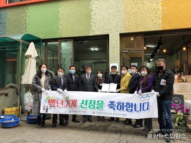 시흥시 도일전통시장 깨볶는부부방앗간 백년가게 1호점 현판식.(사진=시흥시)