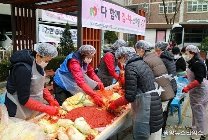 정왕2동 유관단체 합동 김장나눔행사 모습.(사진=시흥시)