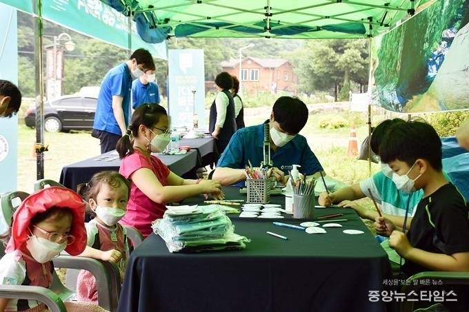 양주 장흥계곡 엽서꾸미기, 뱃지만들기 모습.(사진=경기도)
