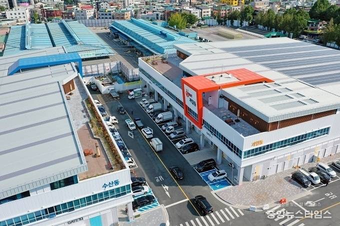 수원농수산물도매시장 현대화사업 2단계로 완공된 과일동과 수산동.(사진=수원시)