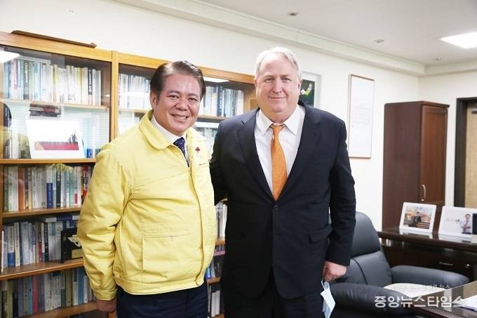 인요한 교수 최대호 안양시장 예방.(사진=안양시)