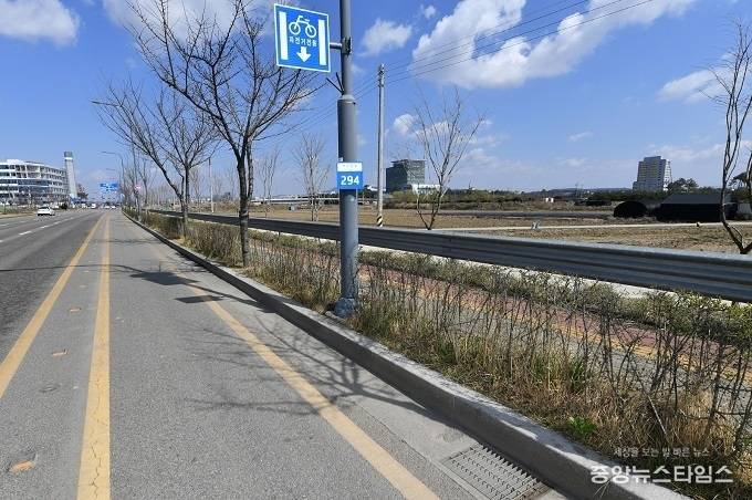 수원시 권선구 서수원로를 따라 곧게 뻗은 자전거전용차로.(수원시 제공)