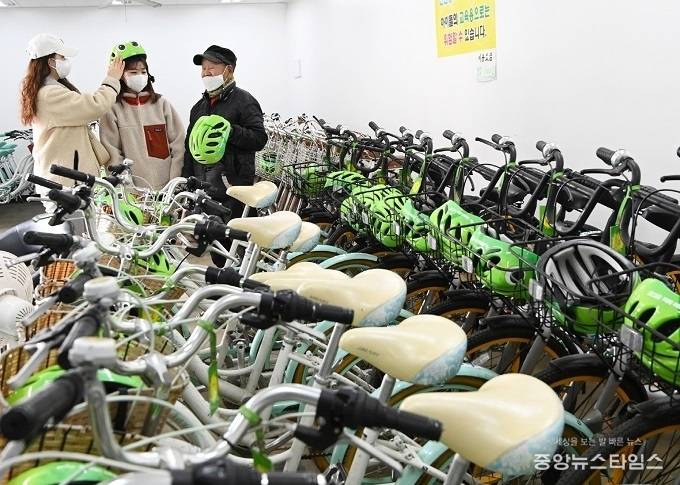 광교산 입구에 위치한 자전거대여소 반디클에서 시민이 자전거와 안전모를 빌리고 있다.(수원시 제공)