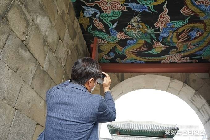 '수원화성의 비밀' 앱 체험. / 사진제공=수원문화재단