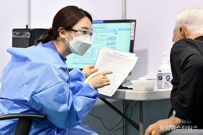 수원시 제1호 예방접종센터에서 한 간호사가 어르신에게 주사 후 설명을 하고 있다.(수원시 제공)