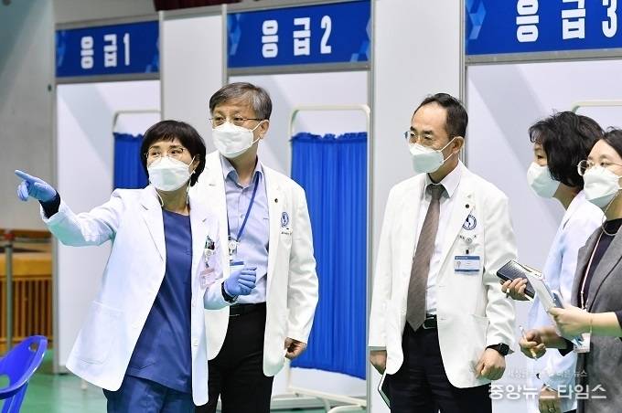 2일 오전 수원시 제1호 예방접종센터에서 아주대학교병원 관계자들이 현장을 둘러보고 있다.(수원시 제공)