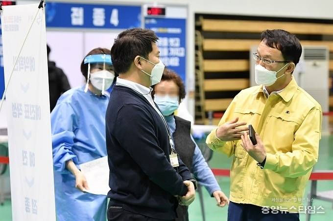 청식 수원시 제1부시장이 수원시 제1호 예방접종센터 현장점검에 나서 병원 관계자와 대화를 하고 있다.(수원시 제공)