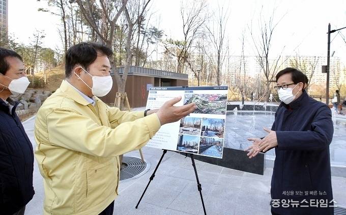 백군기 시장이 지난 2일 수지구 성복동 별다올 근린공원 현장을 방문해 점검하고 있다.(사진=용인시)