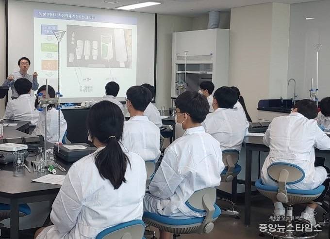 서울대 교수가 직접 가르치는 ‘시흥영재교육원’ 과학수업 모습