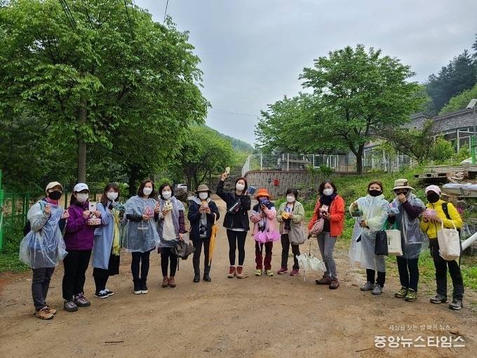 길섶 팀이 시범 운영한 '미션 林파서블' 코스의 참가자들이 기념촬영을 하고 있다.(용인시 제공)