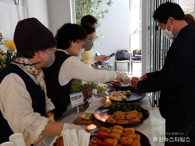 장촌마을 팀이 지역 농특산물을 이용해 개발한 '한입쌈밥도시락'을 선보이고 있다.(용인시 제공)