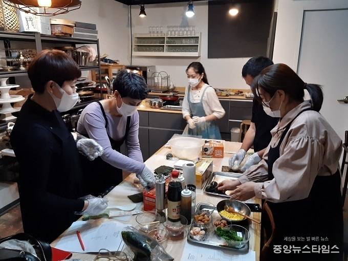 공유농업 팀이 지역 농특산물을 이용한 피크닉 도시락 개발에 열을 올리고 있다.(용인시 제공)