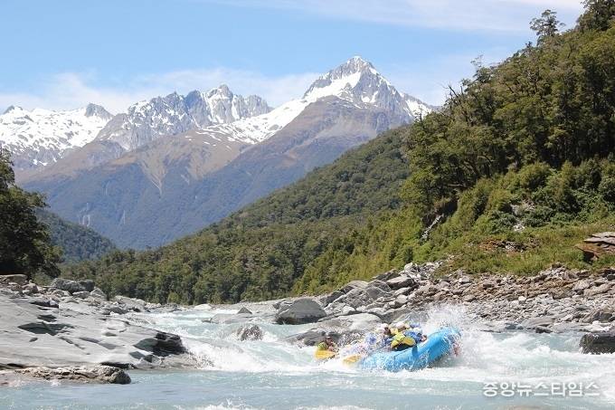 강 래프팅 (c) Tourism New Zealand 제공