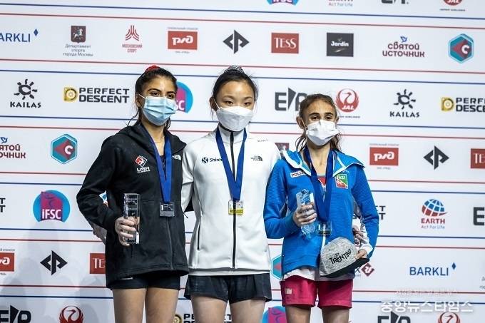 서채현 선수가 'IFSC 스포츠클라이밍 세계선수권대회' 리드 종목 세계챔피언에 등극해 기념촬영을 하고 있다. 가운데가 서채현 선수. (제공= 대한산악연맹)