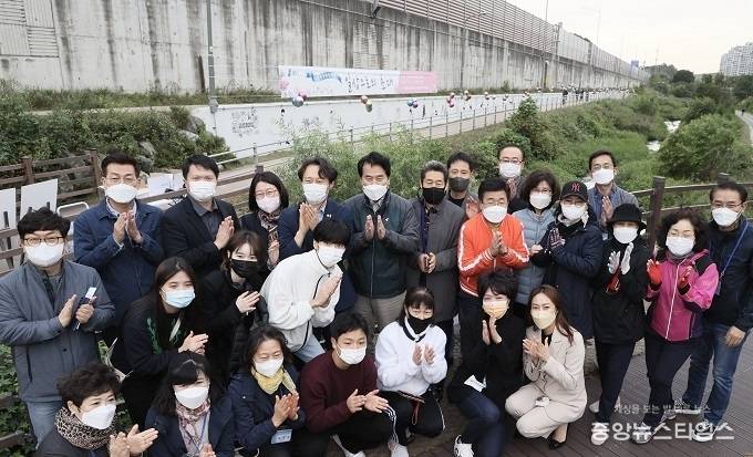 백군기 용인시장이 주민들과 함께 기념촬영을 하고 있다.(용인시 제공)