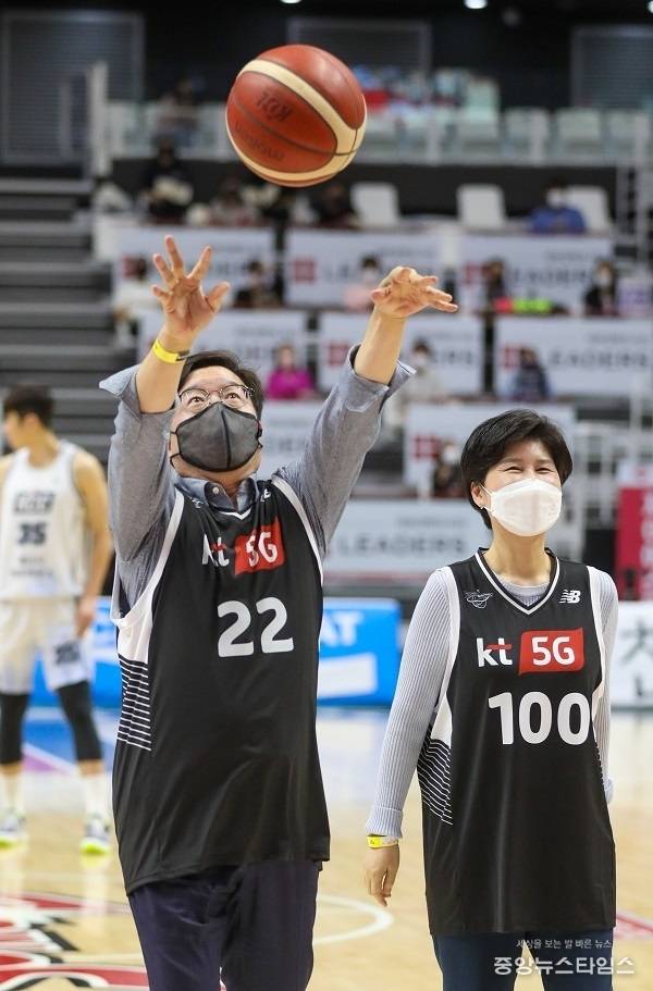 염태영 시장이 시투를 하고 있다.(사진=수원시)