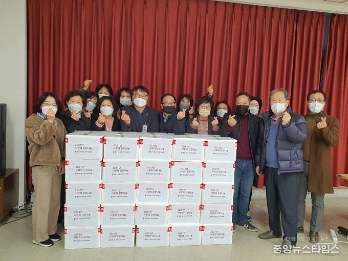 죽전1동 주민자치위원회가 김장김치 50박스를 기탁했다.(용인시 제공)