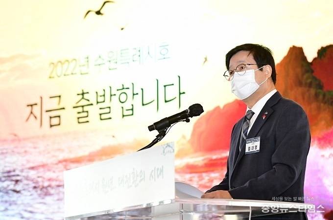 지난 3일 수원시 장안구에 위치한 복합문화공간 111CM에서 열린 ‘시민과 함께하는 신년 시무식’에서 염태영 수원시장이 수원특례시에 대한 설명을 하고 있다.(수원시 제공)