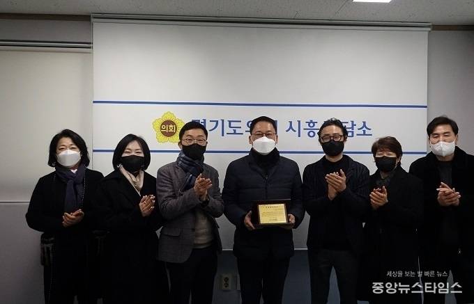 14일 경기도의회 시흥상담소에서 경기기자협회 '의정봉사대상'을 수상한 안광률 의원과 경기기자협회 회원들과 기념 촬영을 하고 있다.