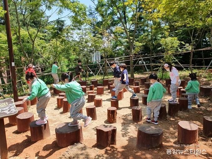 소래산 놀자숲에서 뛰어노는 아이들