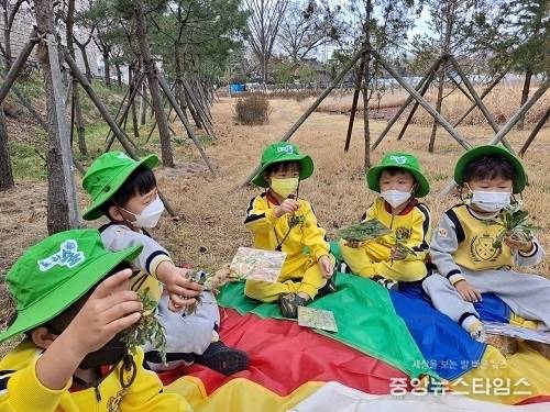 유아숲 체험원에 함께한 아이들