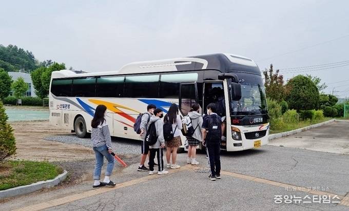 통학버스로 등원하는 파평중학교 학생들.(사진=파주시)