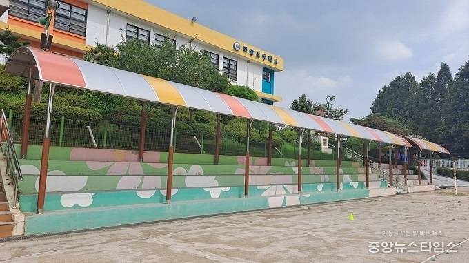 파주시는 교육환경개선사업의 일환으로 덕암초등학교에 차양막을 설치했다.(사진=파주시)