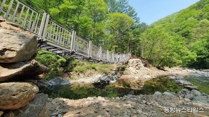 가평 연인산 명품계곡길.(경기도 제공)