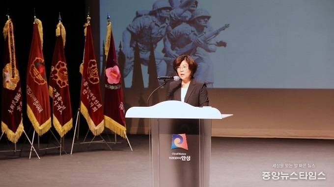 김보라 안성시장이 6.25전쟁 제72주년 기념사를 하고 있다.(사진=안성시)