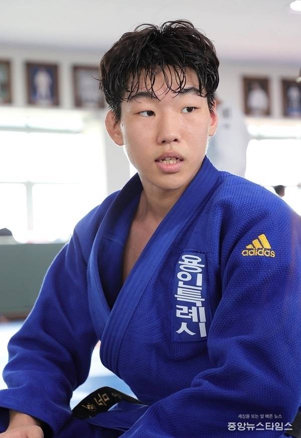 인터뷰에 응하고 있는 유도팀 홍문호 선수.(용인시 제공)