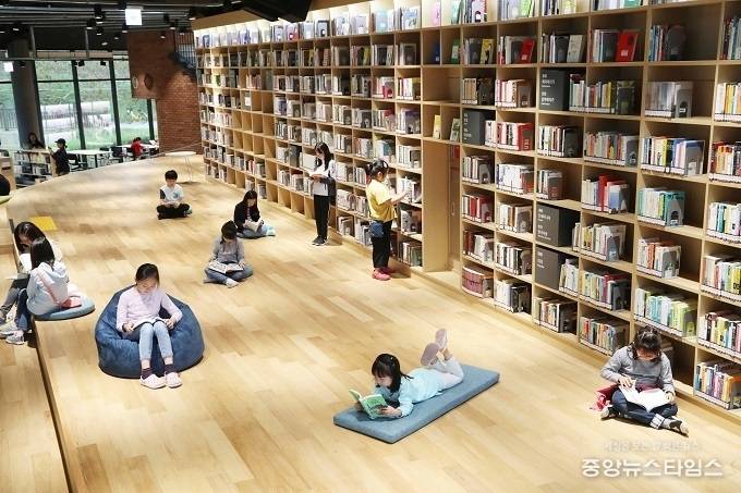 남사도서관에서 어린이들이 자유롭게 책을 읽고 있는 모습.(용인시 제공)
