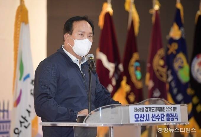 이권재 오산시장이 오산시선수단 경기도체육대회 출정식에서 인사말을 하고 있다.(사진=오산시)