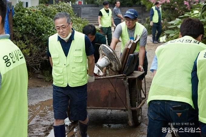 의원들이 수지구 동천동 고기교 주변 수해복구 현장에서 복구 작업에 힘을 보태고 있다. (사진=용인특례시의회)