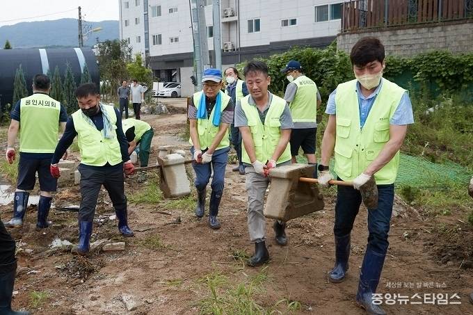 의원들이 수지구 동천동 고기교 주변 수해복구 현장에서 복구 작업에 힘을 보태고 있다. (사진=용인특례시의회)