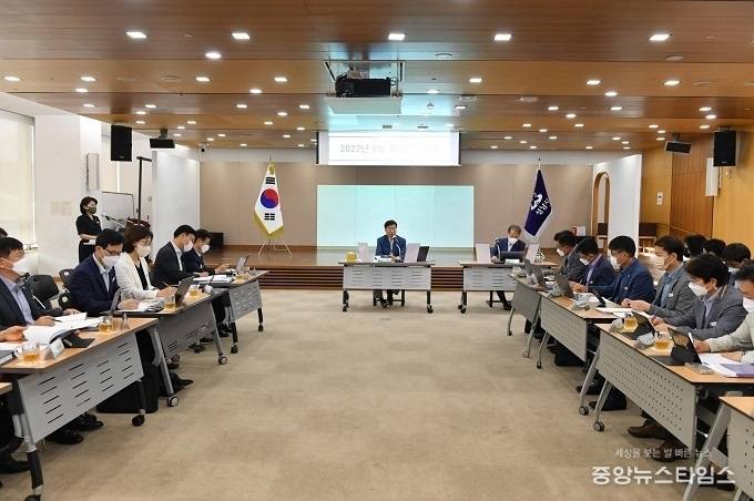 신상진 성남시장은 23일 성남시청 한누리실에서 5급 이상 간부 공무원 전원이 참석한 가운데 확대간부회의를 주재하고 있다.(사진=성남시)