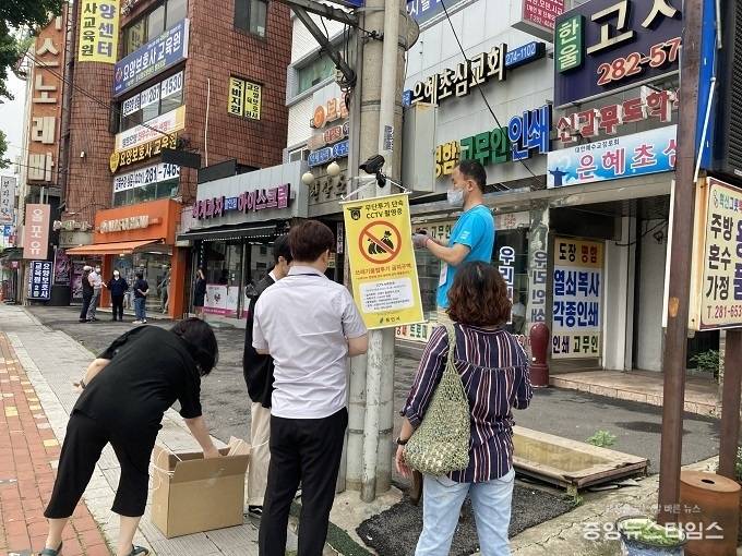쓰레기 불법투기 문제 해결을 위해 모형 CCTV를 설치하고 있는 리빙랩 참여 시민들.(용인시 제공)