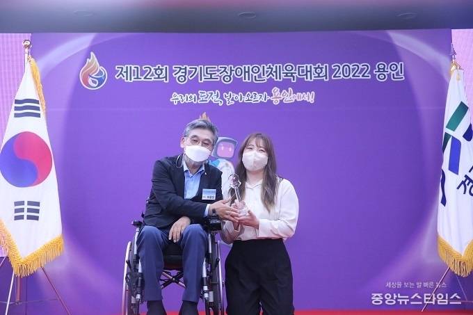 이용운 경기도장애인체육회 부회장이 최우수 모범선수인 수원시의 김미리 선수에게 수상하고 있다.(사진=경기도장애인체육회)