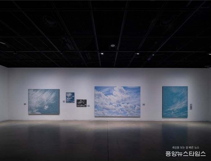 수원시립아이파크미술관에서 진행 중인 교류전 ‘우리가 마주한 찰나’.(수원시 제공)