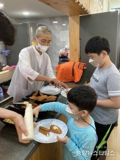 흥부네 책놀이터에초등학생들에게 아침밥을 전하는 원돈스님