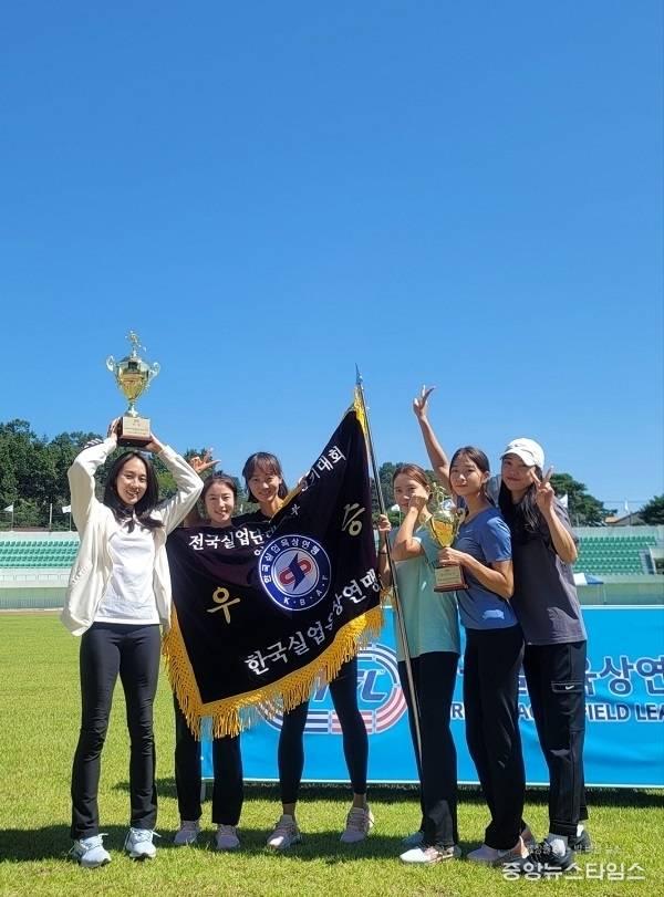 제33회 전국실업단대항육상경기대회에서 우승을 차지한 시흥시청 육상부 선수단 6인.(왼쪽부터 이민정, 임지희, 신지애, 황윤경, 김애영, 민지현 선수)