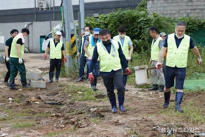 용인특례시의회 의원들 수해복구 현장에서 구슬땀.(사진=용인시의회)